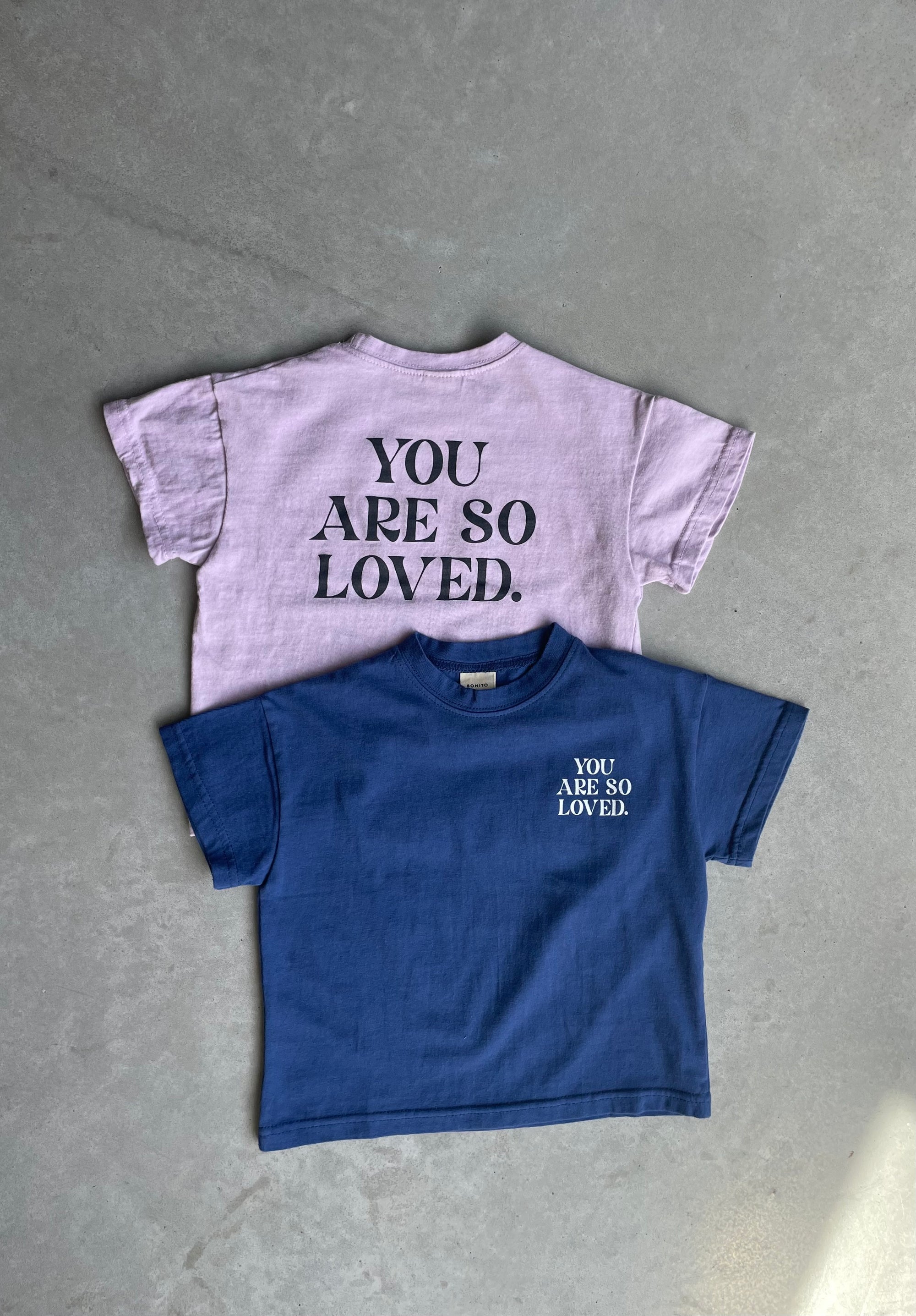 You are so loved tee - donkerblauw