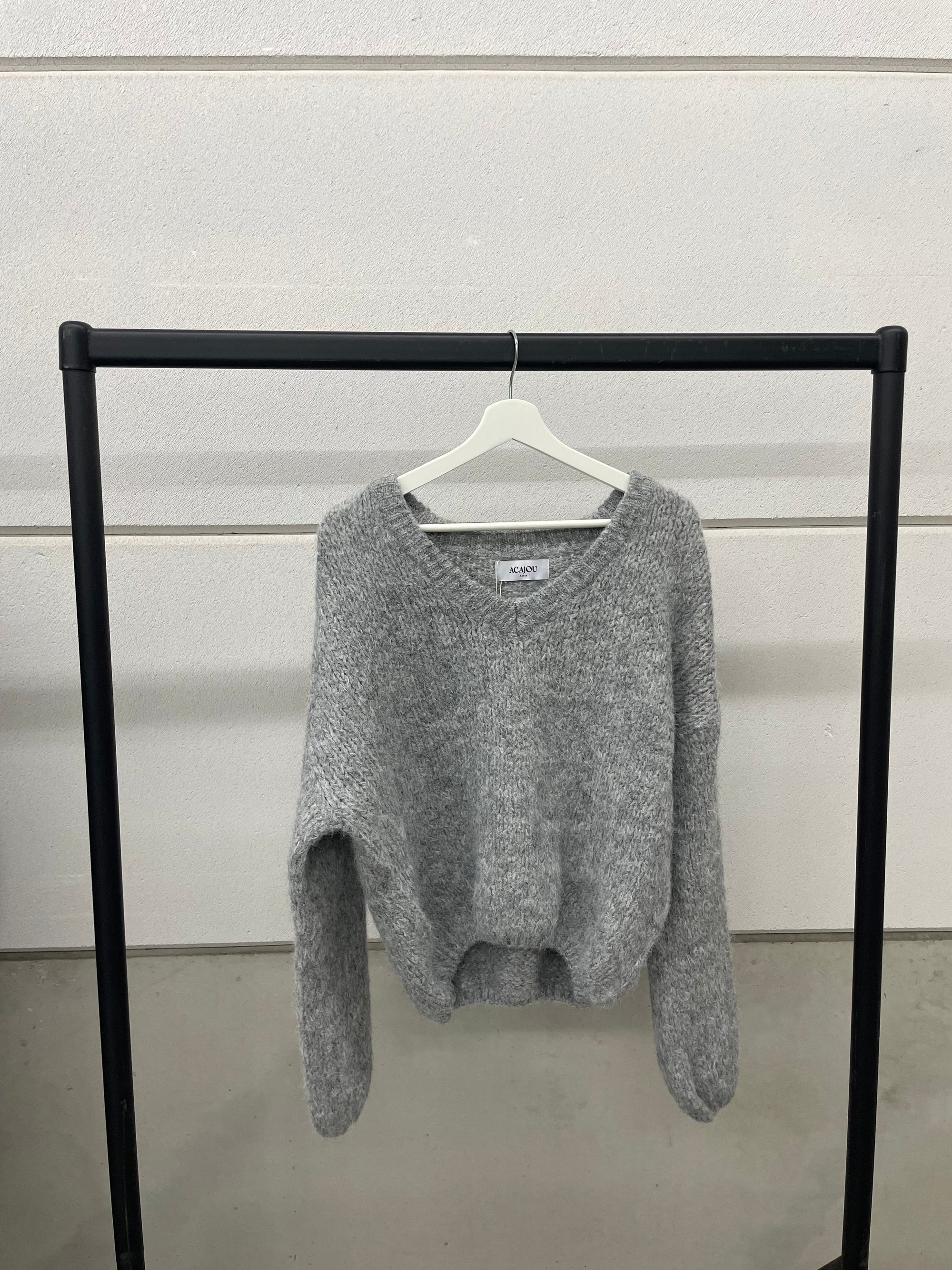 Knitted sweater met V-hals