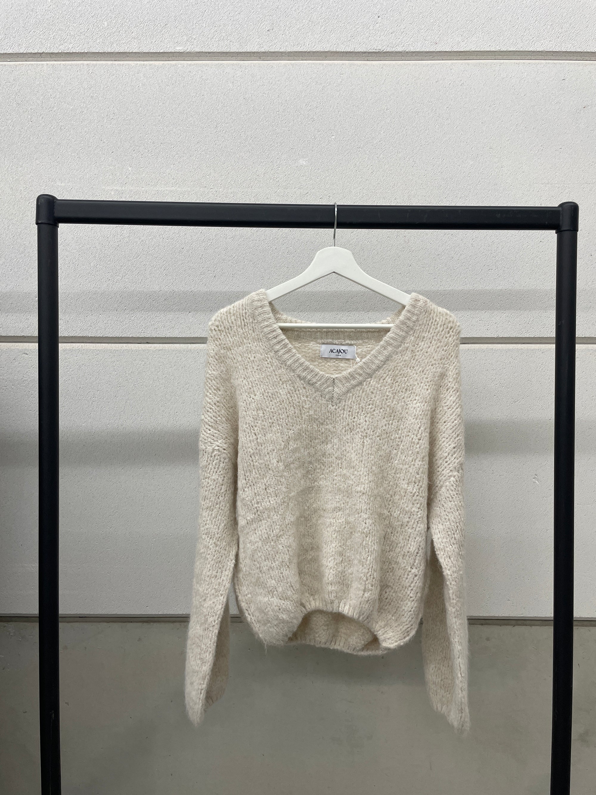 Knitted sweater met V-hals