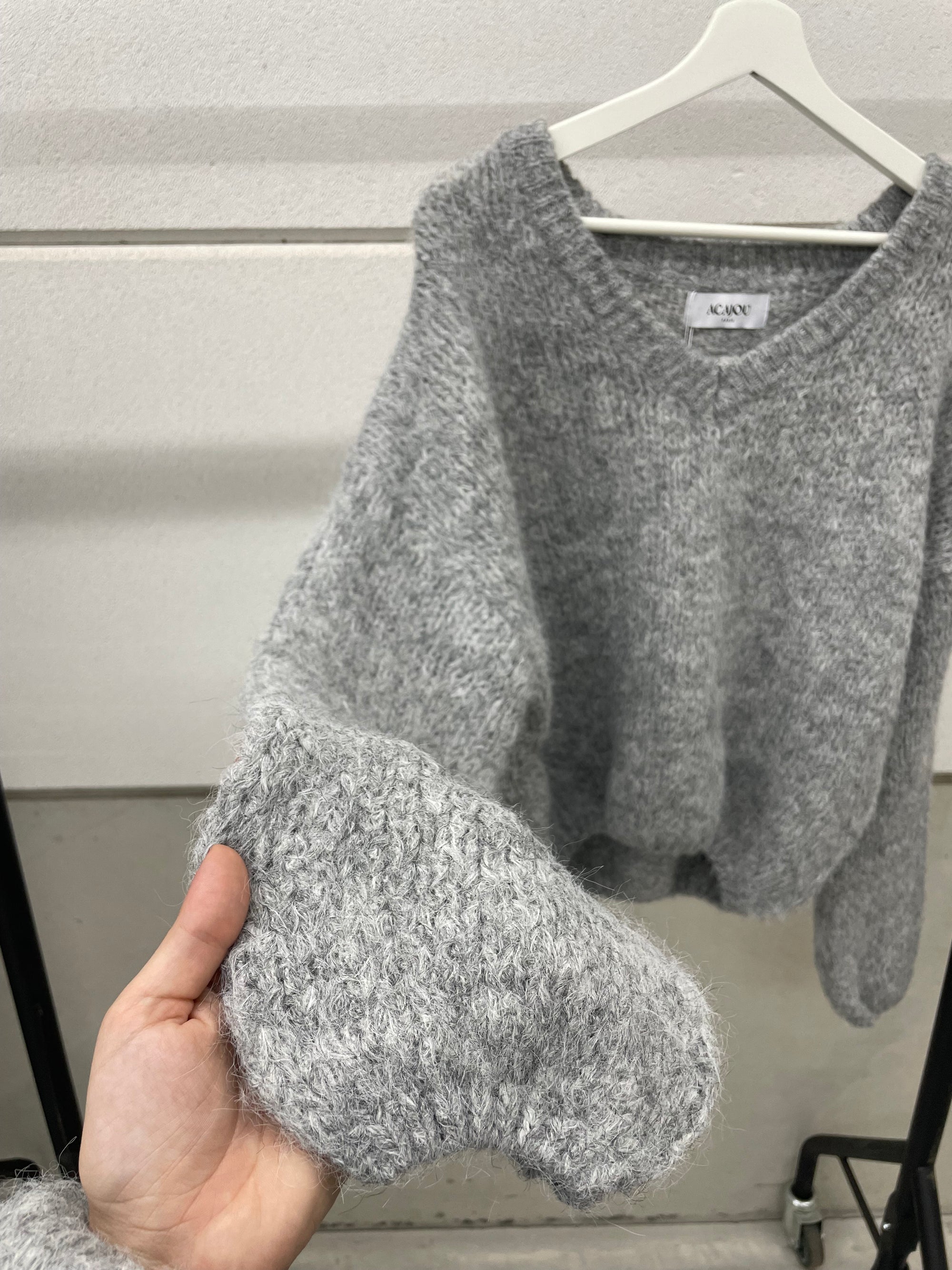 Knitted sweater met V-hals