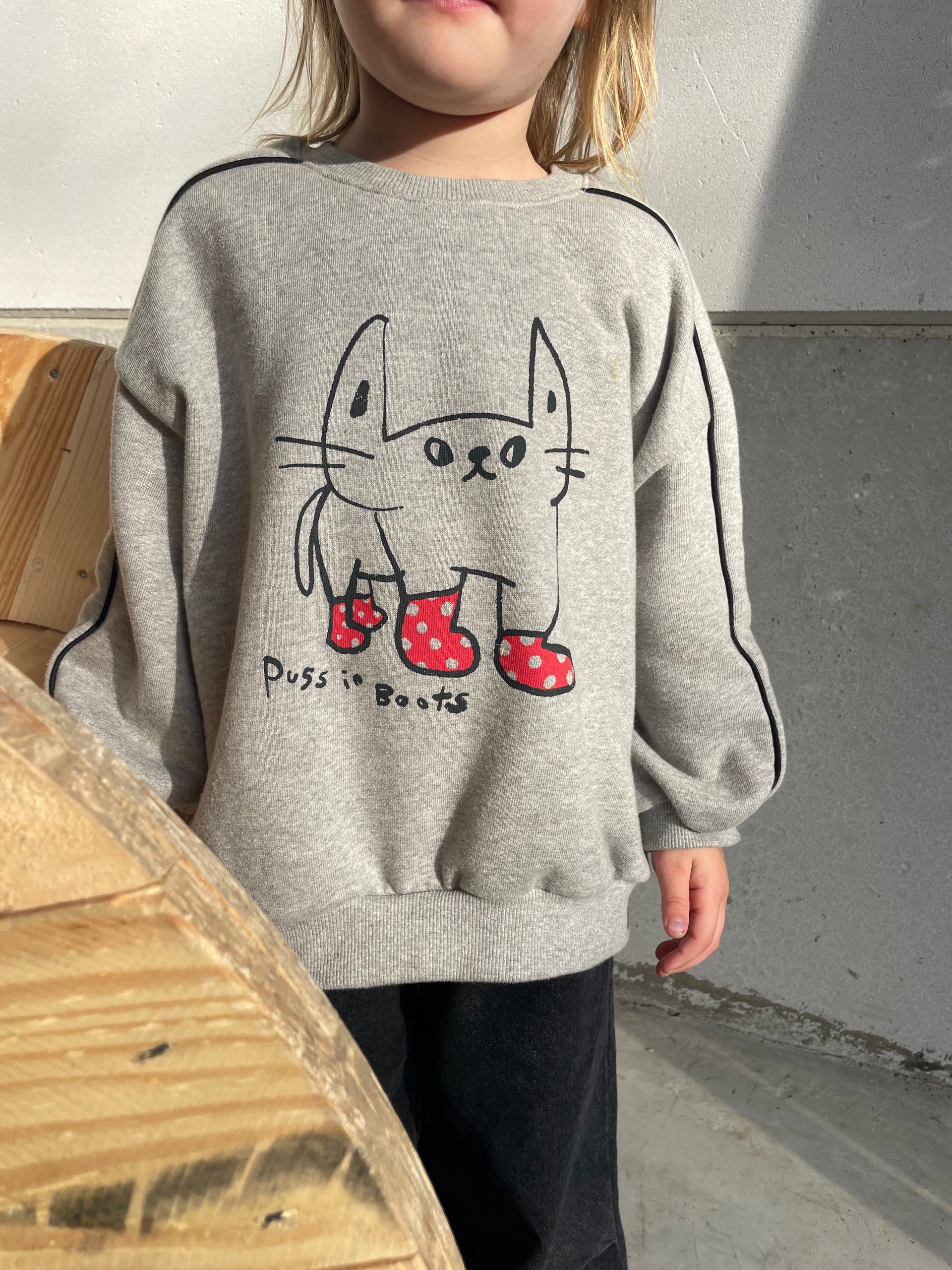 Oversized sweater puss in boots